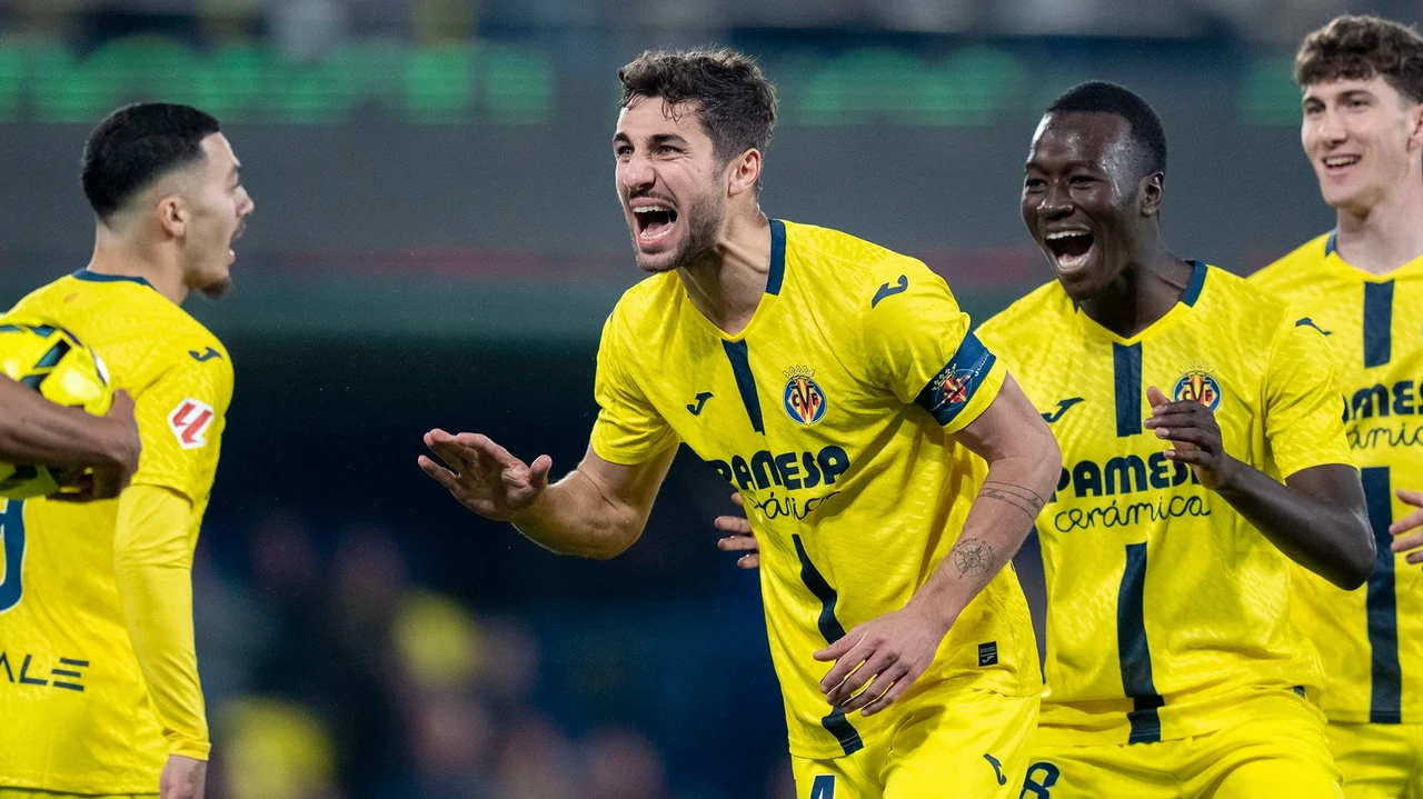 Villarreal players celebrating together